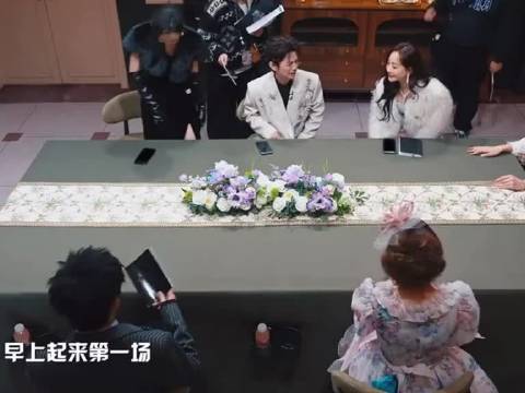 何炅杨蓉拍吻戏遇王鸥打断，反复拉进度条引观众爆笑