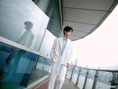 成毅下班路透好像白马王子，他的气质真的就是跟着衣服走！