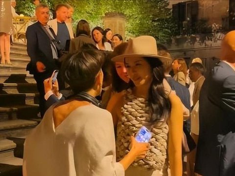 刘涛携17岁女儿王紫嫣国外观演，皮肤黝黑打扮成熟
