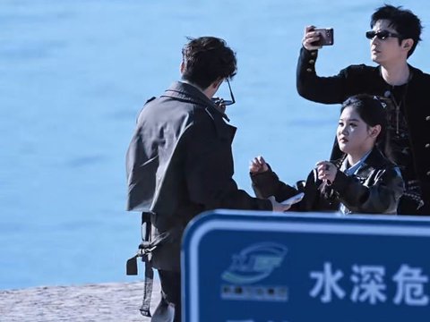 王鹤棣摘墨镜给张家齐戴上