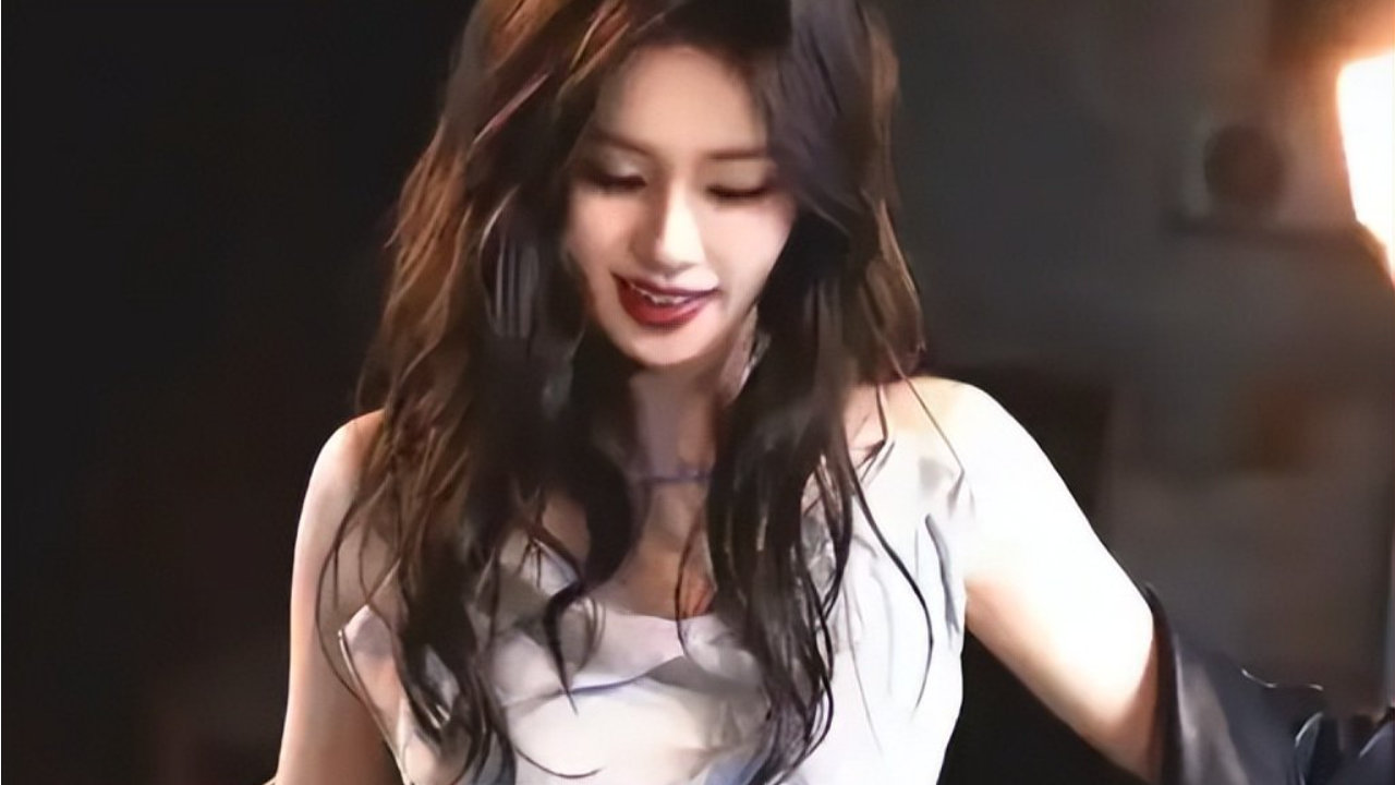 白鹿澳门街拍杀疯了！皮大衣配印花裙撞脸朱珠，这是要统治时尚圈