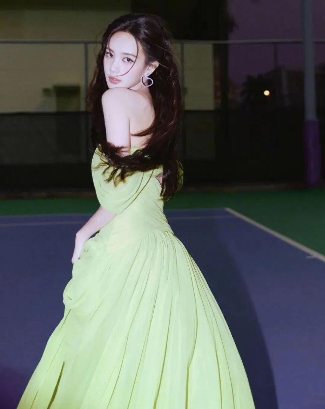 李一桐打网球穿的好擦边，差点人都走光