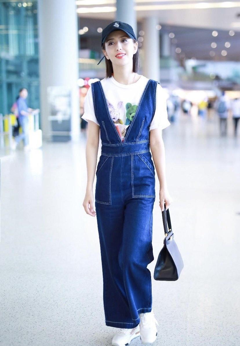 佟丽娅怪洋气的，穿粉色薄纱长裙优雅温柔，甜美娇俏真像个大学生