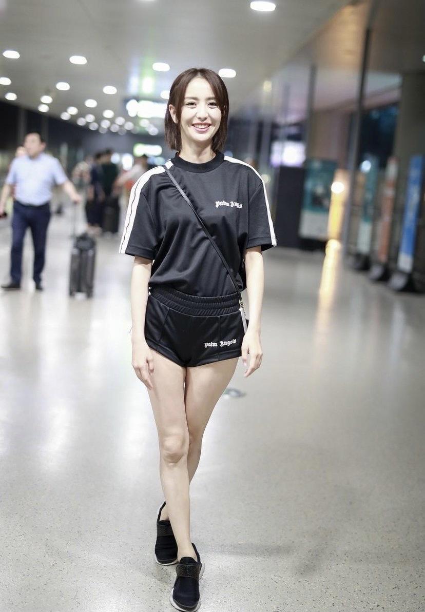 佟丽娅怪洋气的，穿粉色薄纱长裙优雅温柔，甜美娇俏真像个大学生