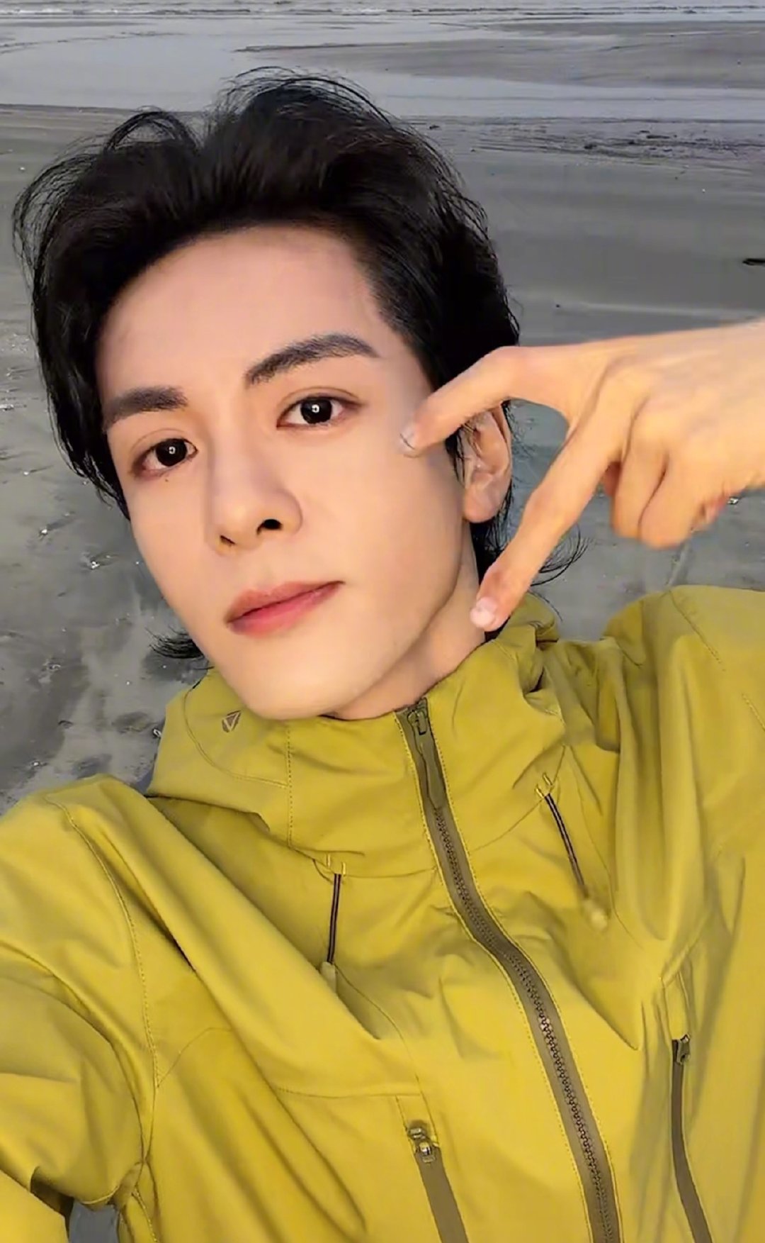 曾舜晞海边直播i人属性爆发，与粉丝静赏海景