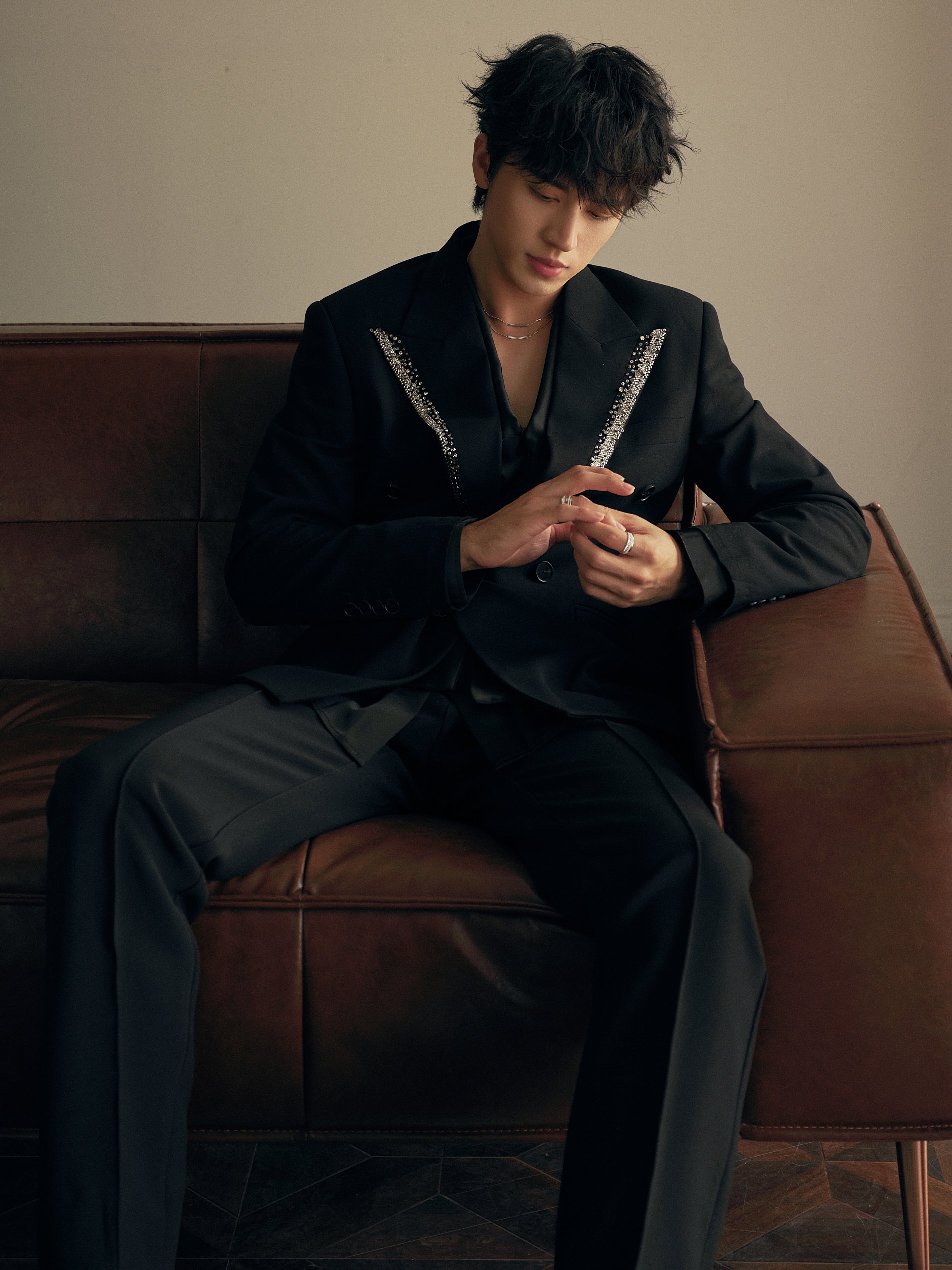 许魏洲亮相微博音乐盛典，红毯造型引热议