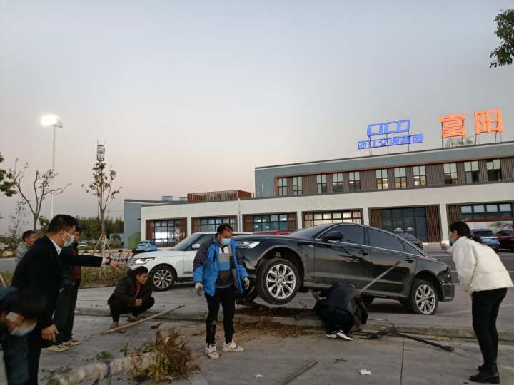 见丈夫辛苦,妻子主动提出帮忙开车,不料错把油门当刹车一头撞上服务区的大树休闲区蓝鸢梦想 - Www.slyday.coM 见丈夫辛苦,妻子主动提出帮忙开车,不料错把油门当刹车一头撞上服务区的大树休闲区蓝鸢梦想 - Www.slyday.coM