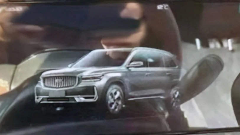 通过液晶仪表上的车辆示意图也可以看出,KX11的前脸非常霸气,大尺寸的竖条形中网显得气势十足,魁梧方正的身材也能体现出身为旗舰的气场。