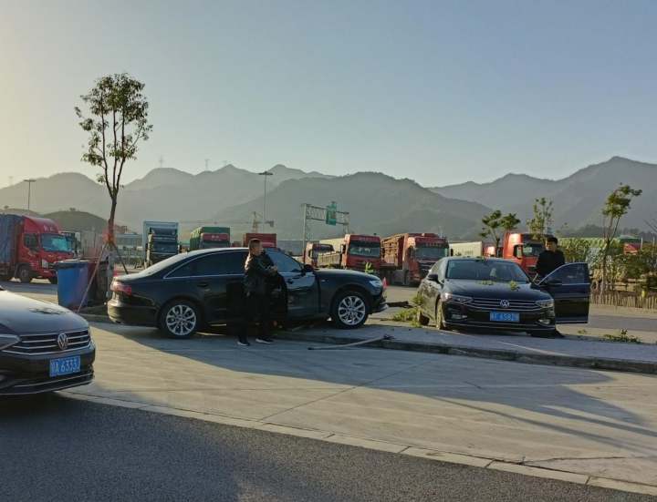 见丈夫辛苦,妻子主动提出帮忙开车,不料错把油门当刹车一头撞上服务区的大树休闲区蓝鸢梦想 - Www.slyday.coM 见丈夫辛苦,妻子主动提出帮忙开车,不料错把油门当刹车一头撞上服务区的大树休闲区蓝鸢梦想 - Www.slyday.coM