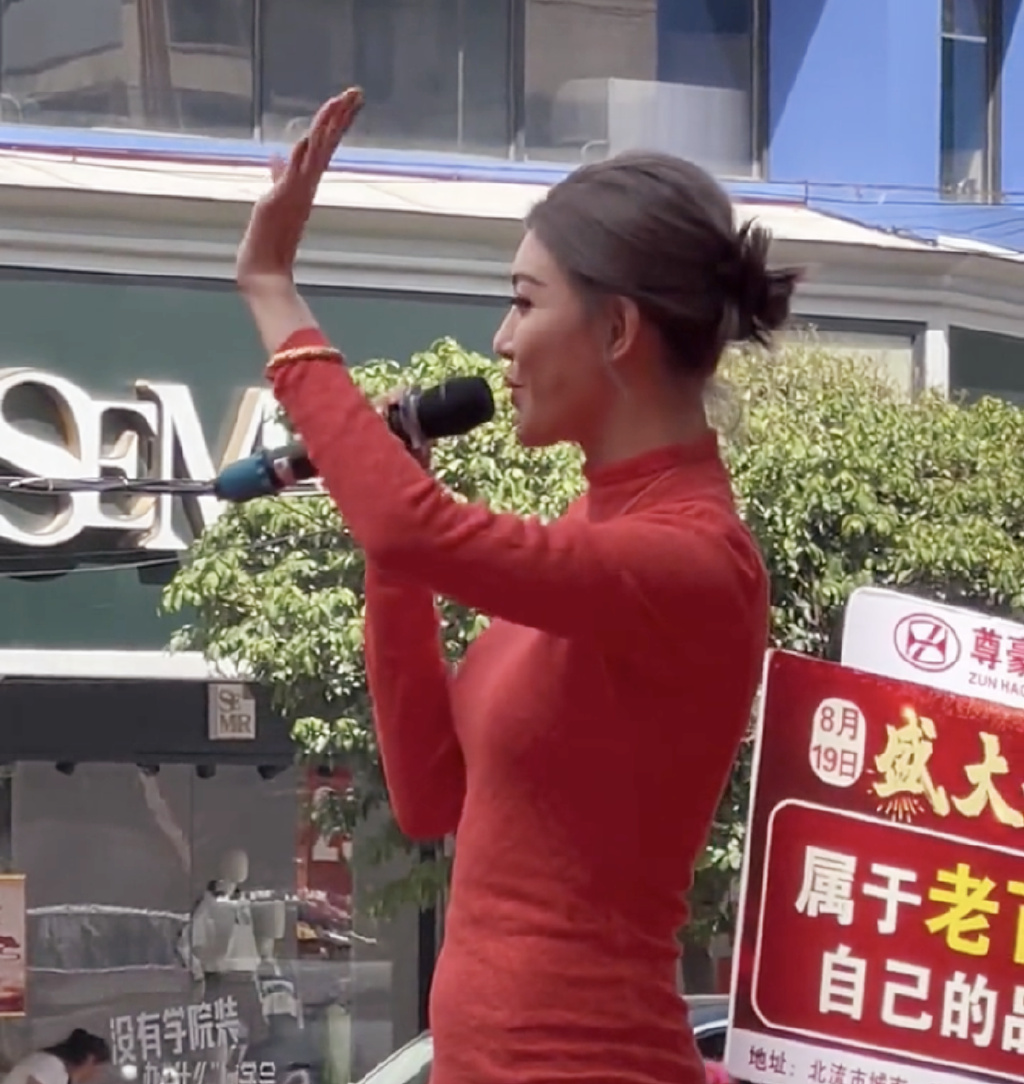 TVB出道，今年39岁的李彩桦最近亮相《乘风2023》，与其他姐姐大斗歌舞。