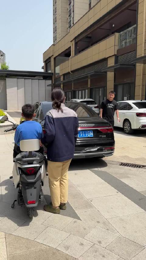 民工妈妈的淘气儿子把奥迪A8的车衣给撕了