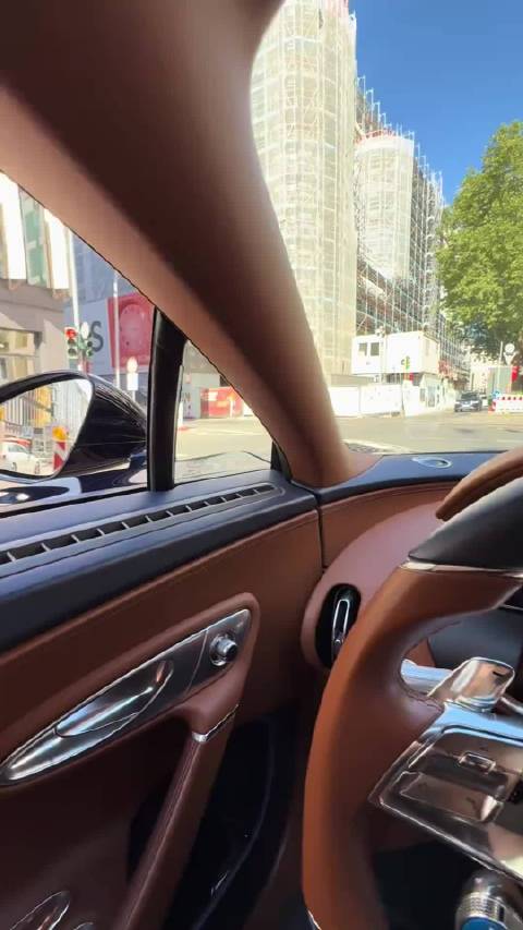 拿到代步的大宾利当然先去买点奶茶喝喝