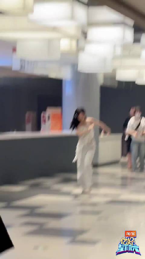 孟子义周也同框好六街，姐妹互动引期待