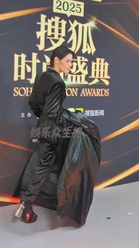 捧着大裙摆穿着高跟鞋亮相红毯还带着白玫瑰！