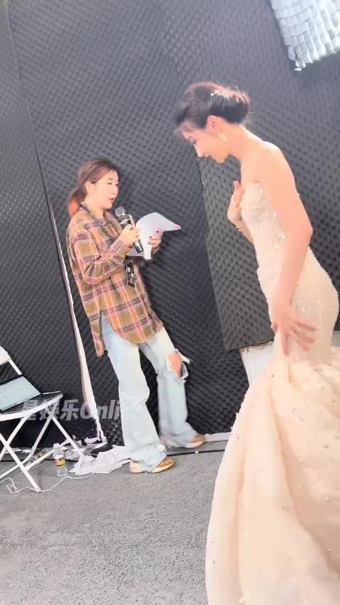 蹦蹦跳跳的上场！：我可不敢跟你一起走了哈哈哈哈