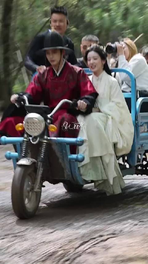 何与骑三轮车带包上恩到镇上喝奶茶