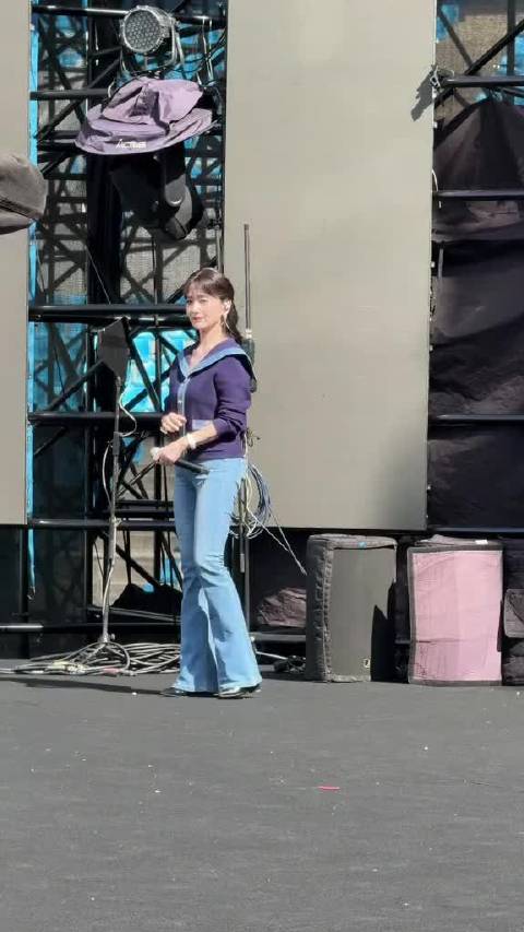 赵雅芝现身呼和浩特影视之歌彩排现场