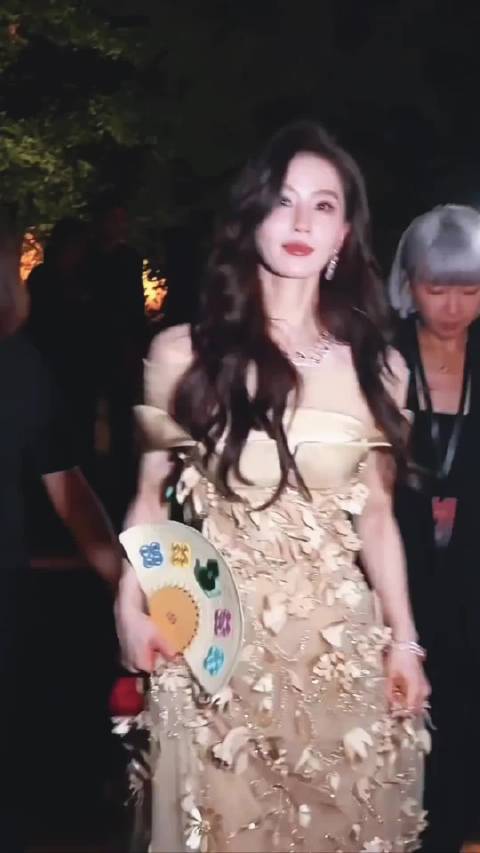 一姐的气质真是太迷人了，简直像星光一样璀璨夺目
