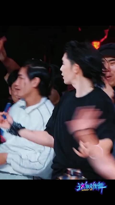 队长把舞台变成了健身房，简直太有创意啦