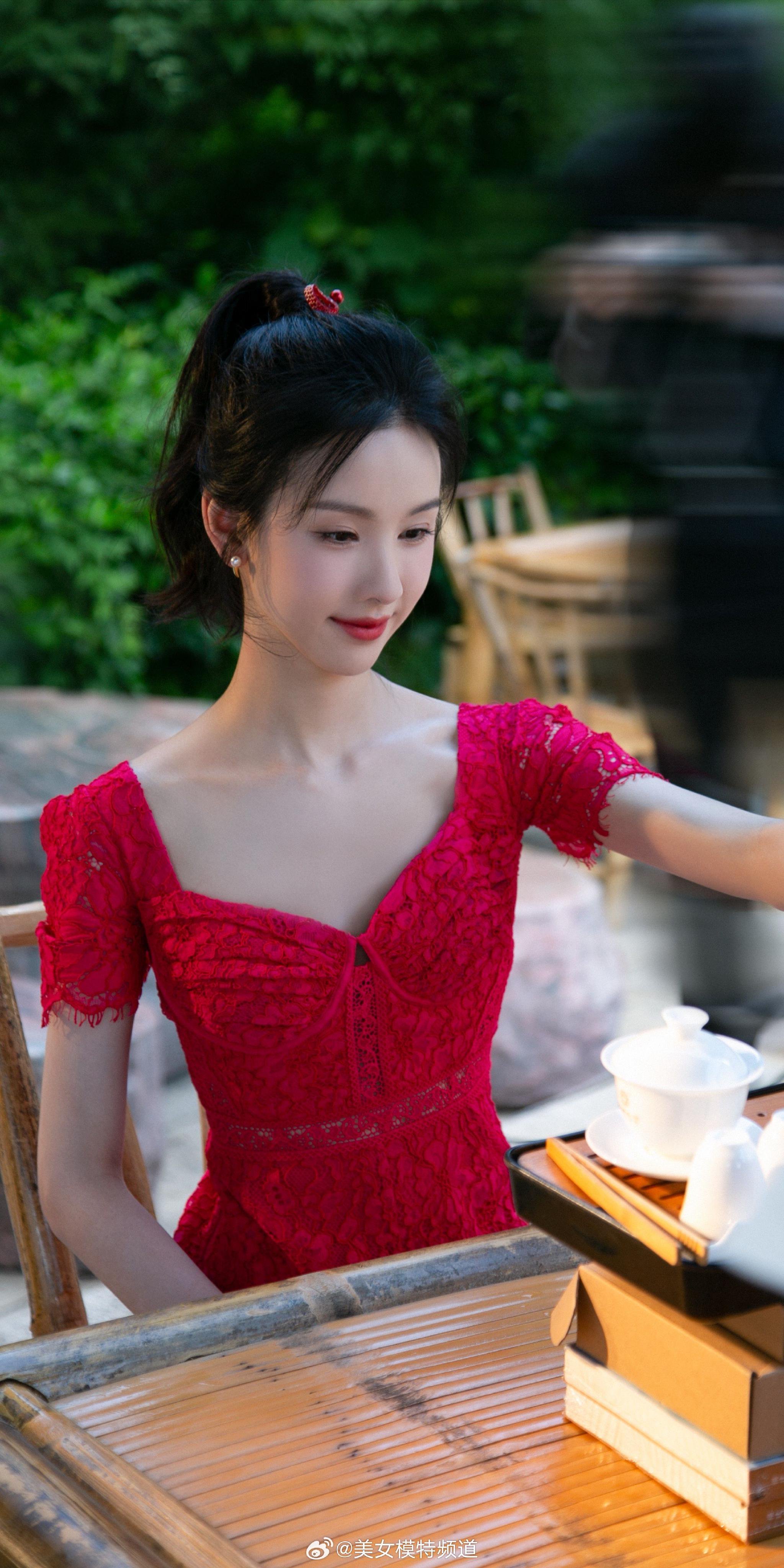 陈都灵红裙优雅