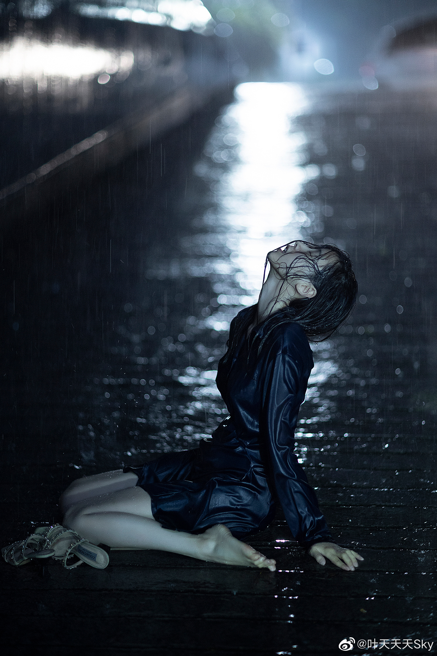 淋雨 我怕突然有人给我撑伞让我变得怕雨 再慢慢的将我推回到雨中摄影