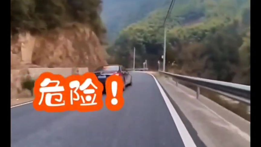 摩托车手第一视角实拍轿车冲下山崖！万幸车上人员只受轻伤。蜀黍提醒：过弯一定减速，注意行车安全。