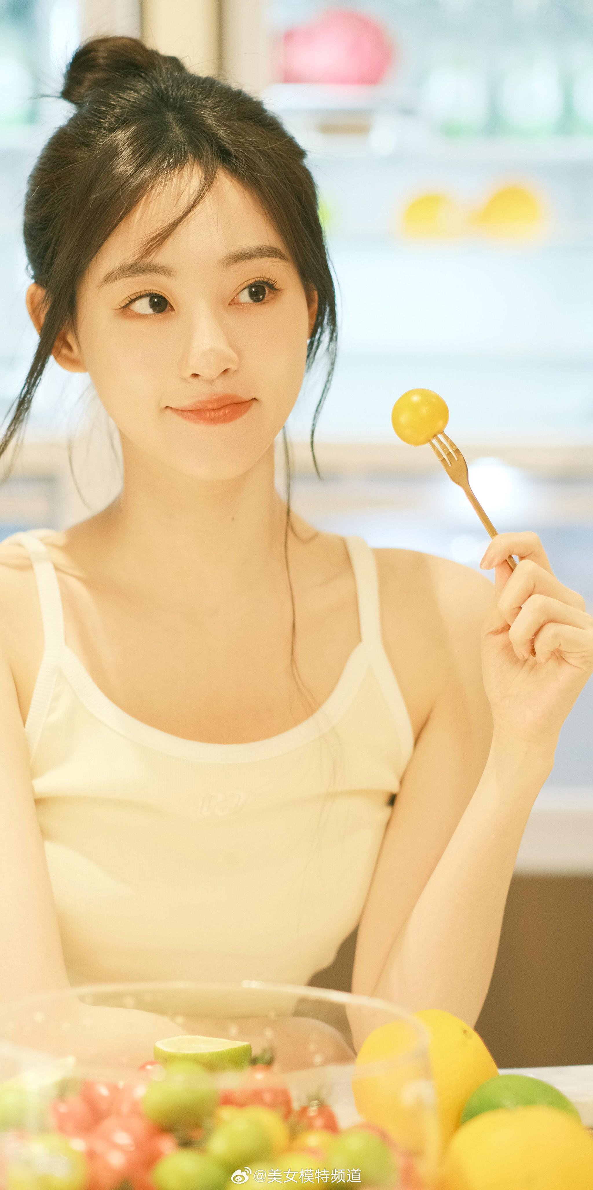 祝绪丹吊带私服甜美组图
