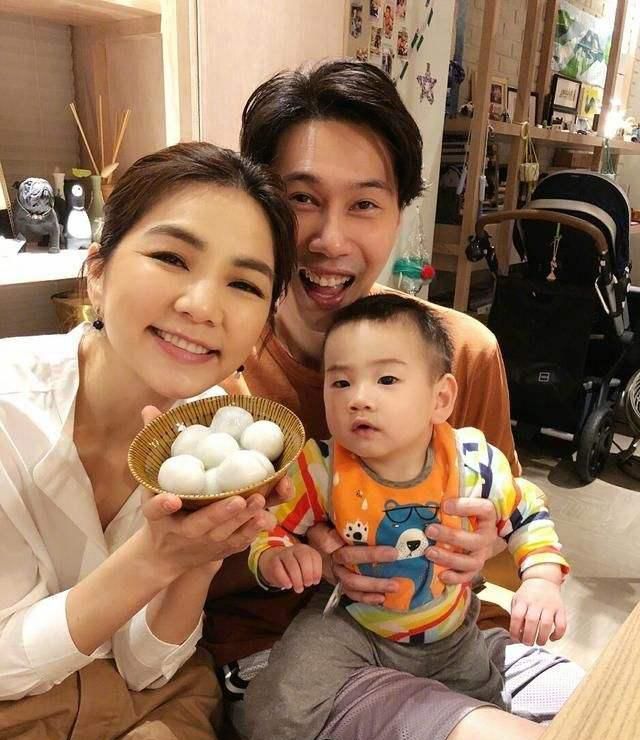She发文庆祝19周年 经典歌曲流传至今 三姐妹命运各不相同