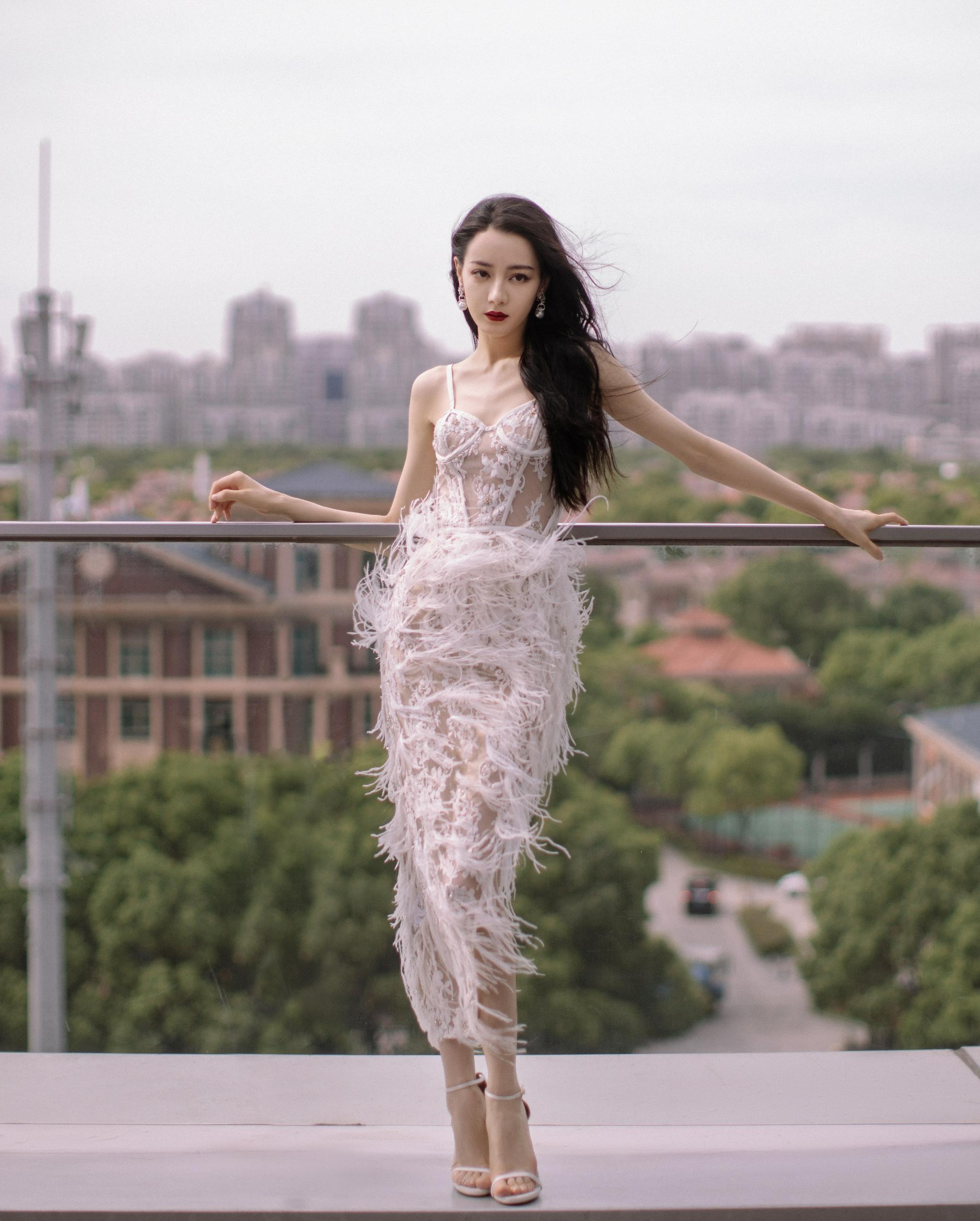 彭小苒发布造型写真，一袭白色蕾丝镂空纱裙，显现柔美优雅气质