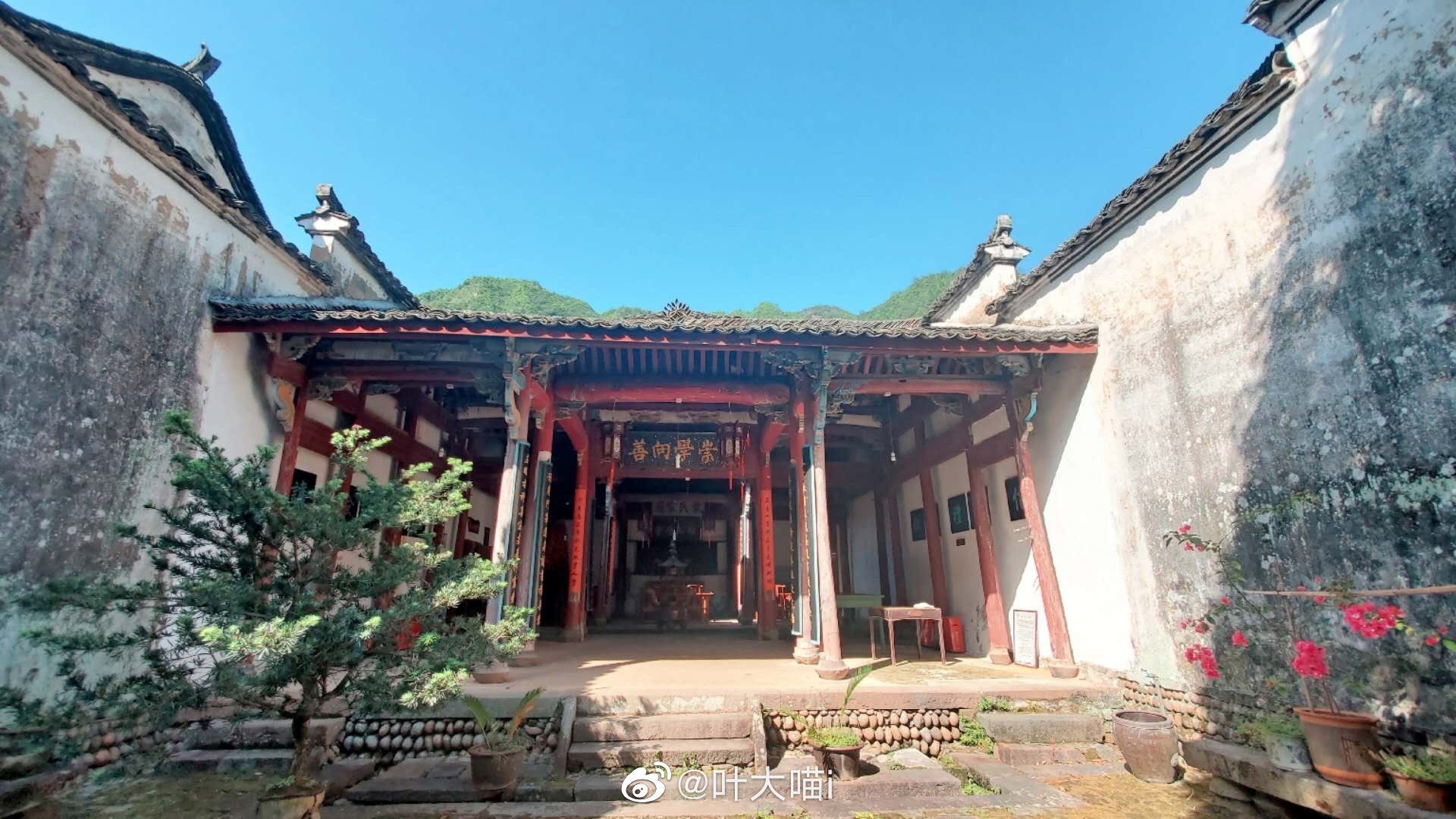 独山古寨位浙江遂昌,村前孤峰独峙,村外缓缓细流,十分具有韵味