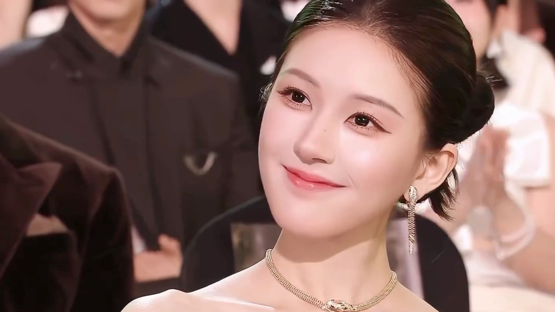 星光大赏内场女星怼脸镜头曝光，赵露思白鹿等群芳争艳