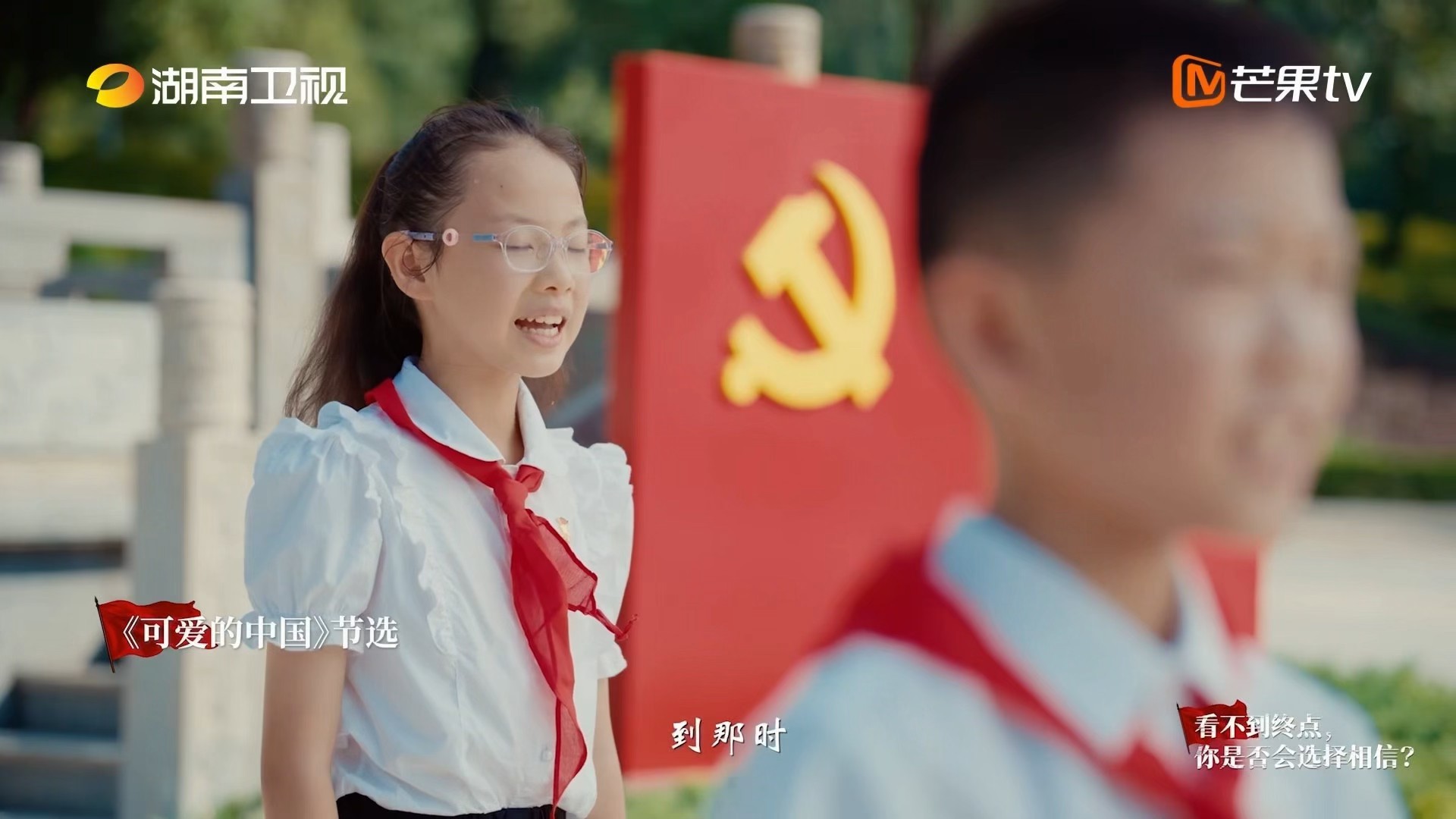 被易烊千玺和小朋友共读的画面打动，经典文字承载理想，少年扛起时代的接力棒