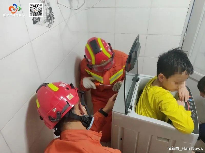 突发:9岁小男孩“躲猫猫”藏进洗衣机被卡 消防员紧急救援休闲区蓝鸢梦想 - Www.slyday.coM 突发:9岁小男孩“躲猫猫”藏进洗衣机被卡 消防员紧急救援休闲区蓝鸢梦想 - Www.slyday.coM