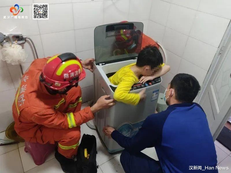 突发:9岁小男孩“躲猫猫”藏进洗衣机被卡 消防员紧急救援休闲区蓝鸢梦想 - Www.slyday.coM 突发:9岁小男孩“躲猫猫”藏进洗衣机被卡 消防员紧急救援休闲区蓝鸢梦想 - Www.slyday.coM
