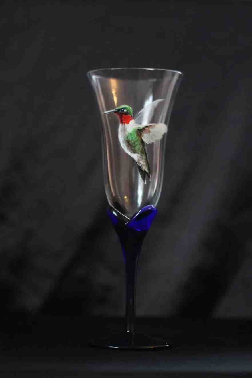 她在水杯上画了一条鱼，活灵活现，就像在里面游泳一样休闲区蓝鸢梦想 - Www.slyday.coM