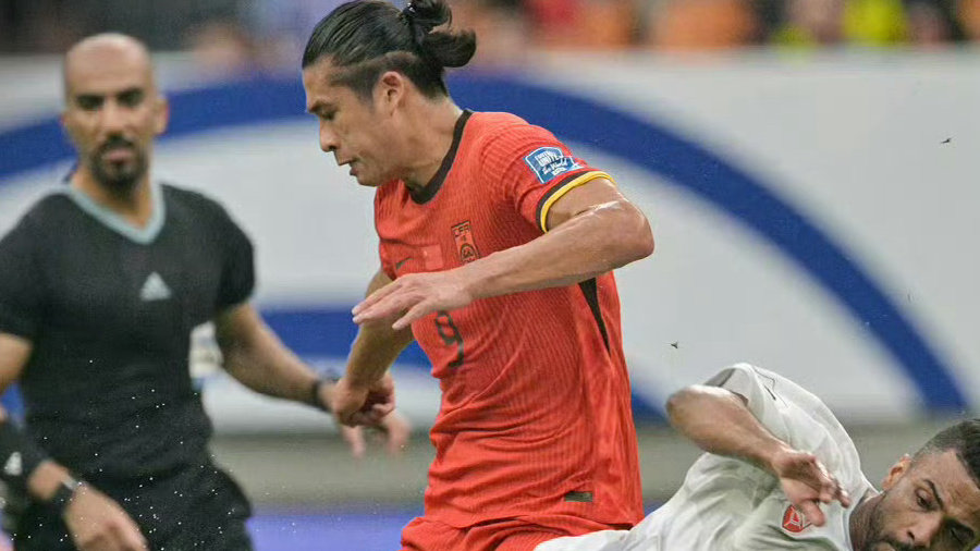 1-0！中国男足点球准绝杀，王钰栋破门立功，18强赛拒绝小组垫底