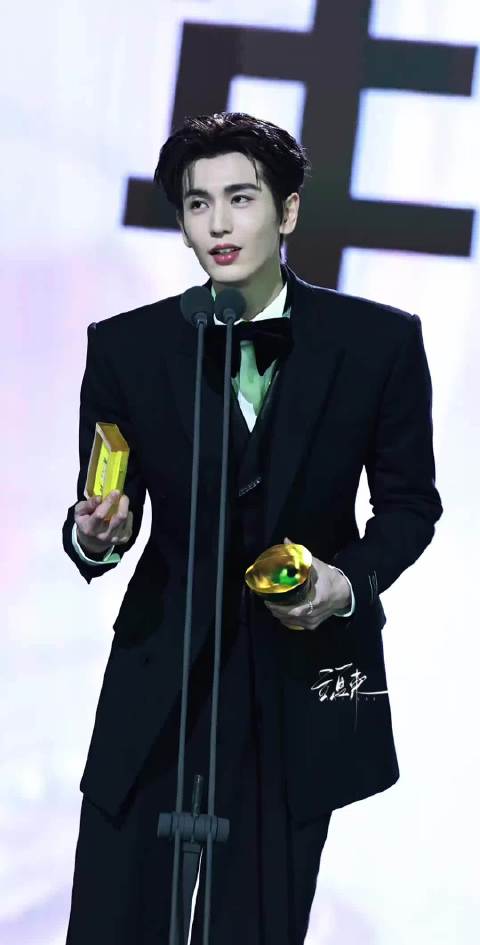 张凌赫你看你给张嘉译老师乐的