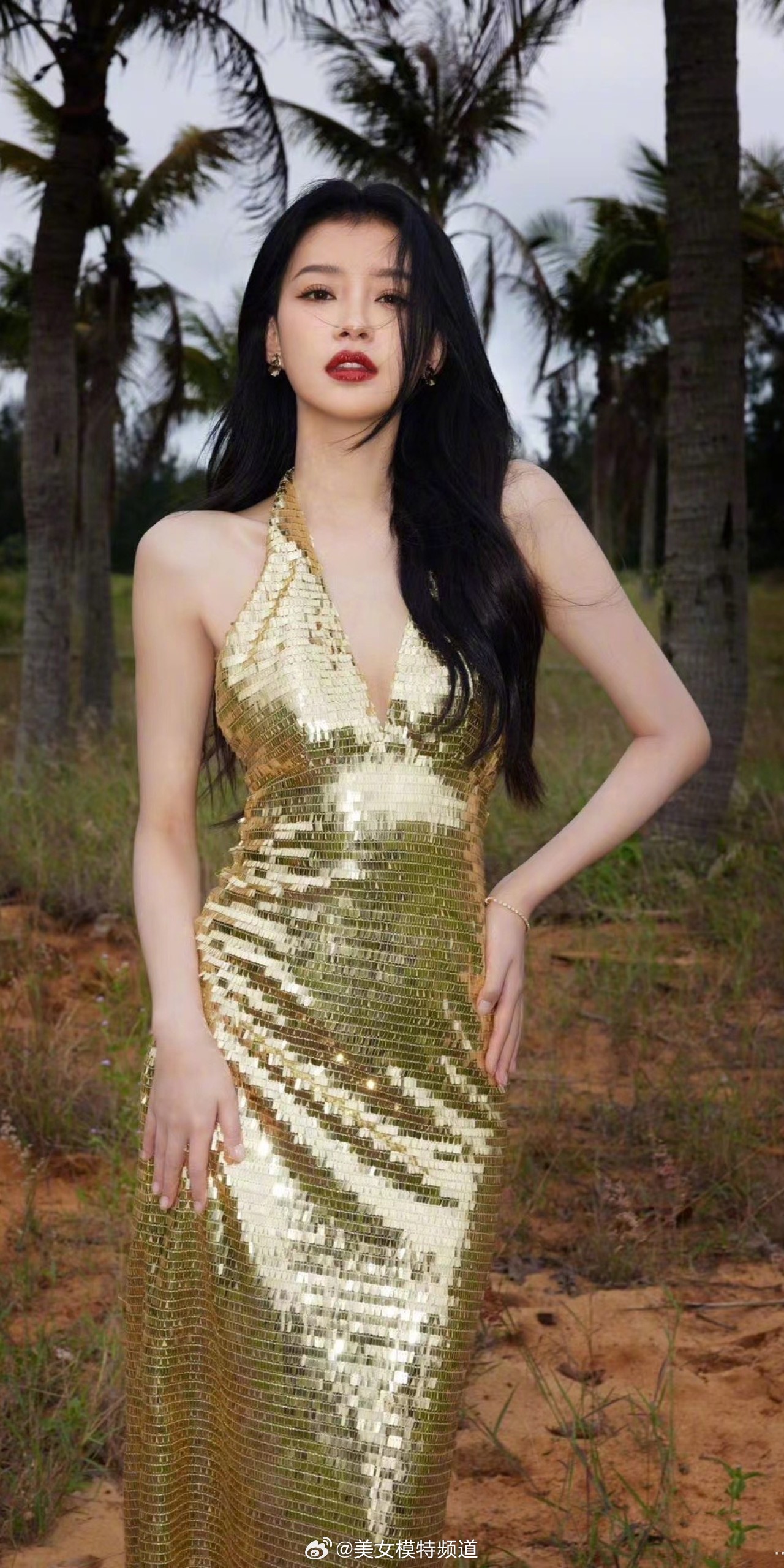 孙怡金色吊带长裙纤腰美背