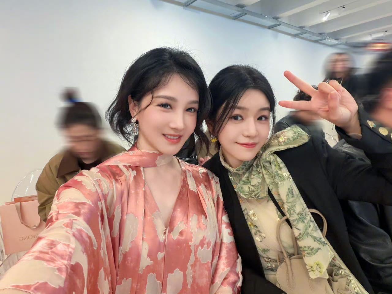 陈妍希陈小纭晒合影啦！喜欢！爱看！支持美女们一起玩多发美图合照