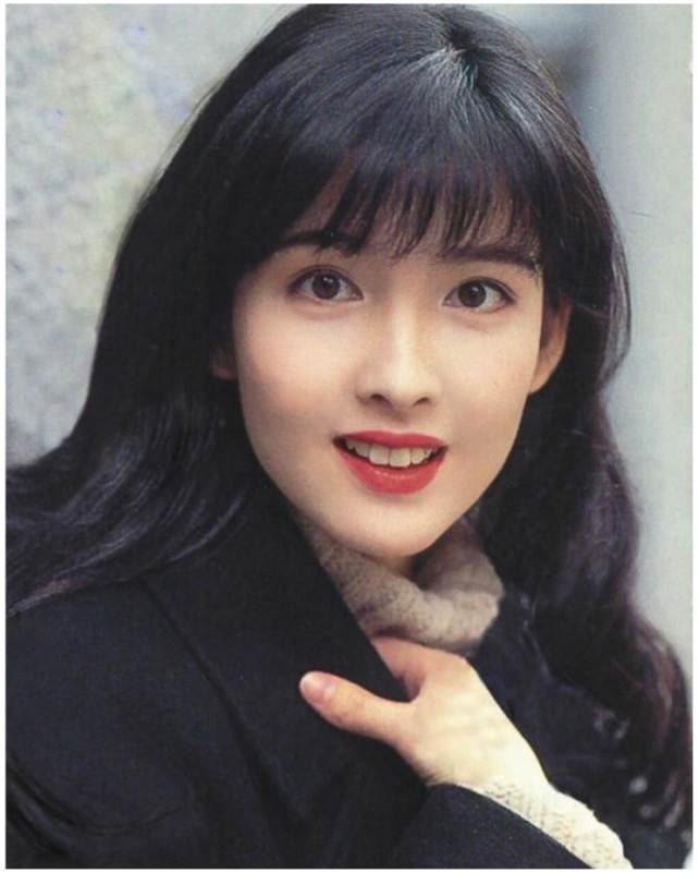 90年代经典复古港妆,可以代表香港颜值的女星,非周慧敏莫属