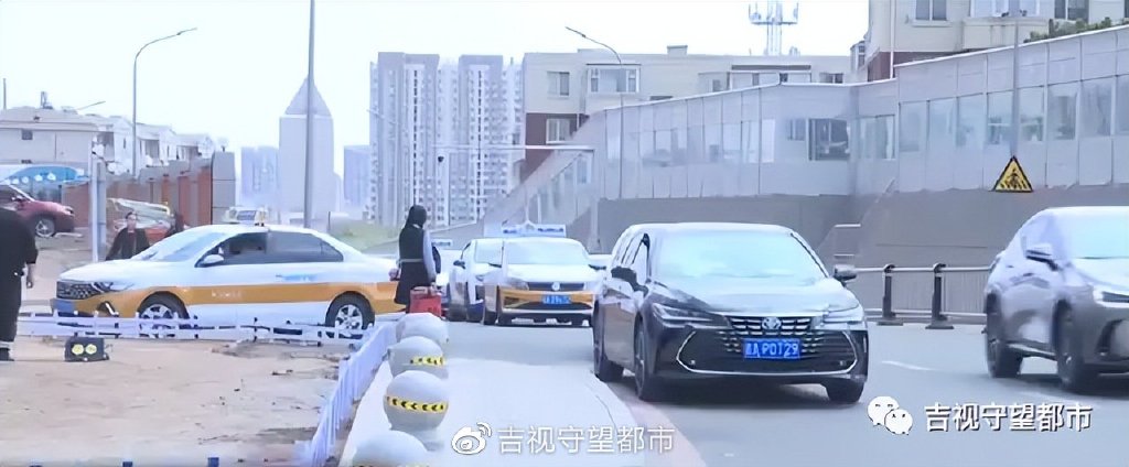 “电子警察”JBO竞博上岗！就医虽急秩序勿忘(图2)