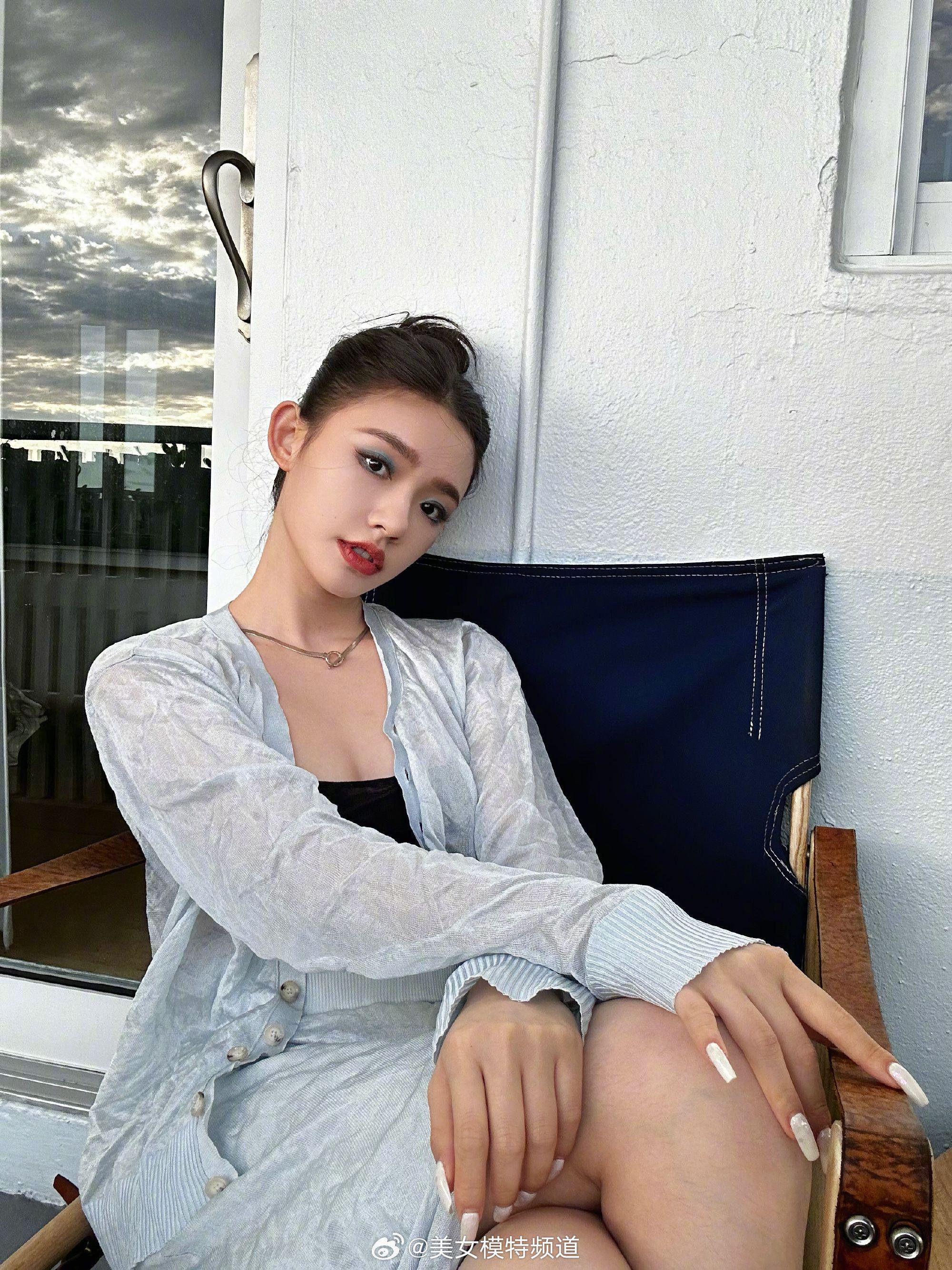 林允淡蓝色水波纹造型