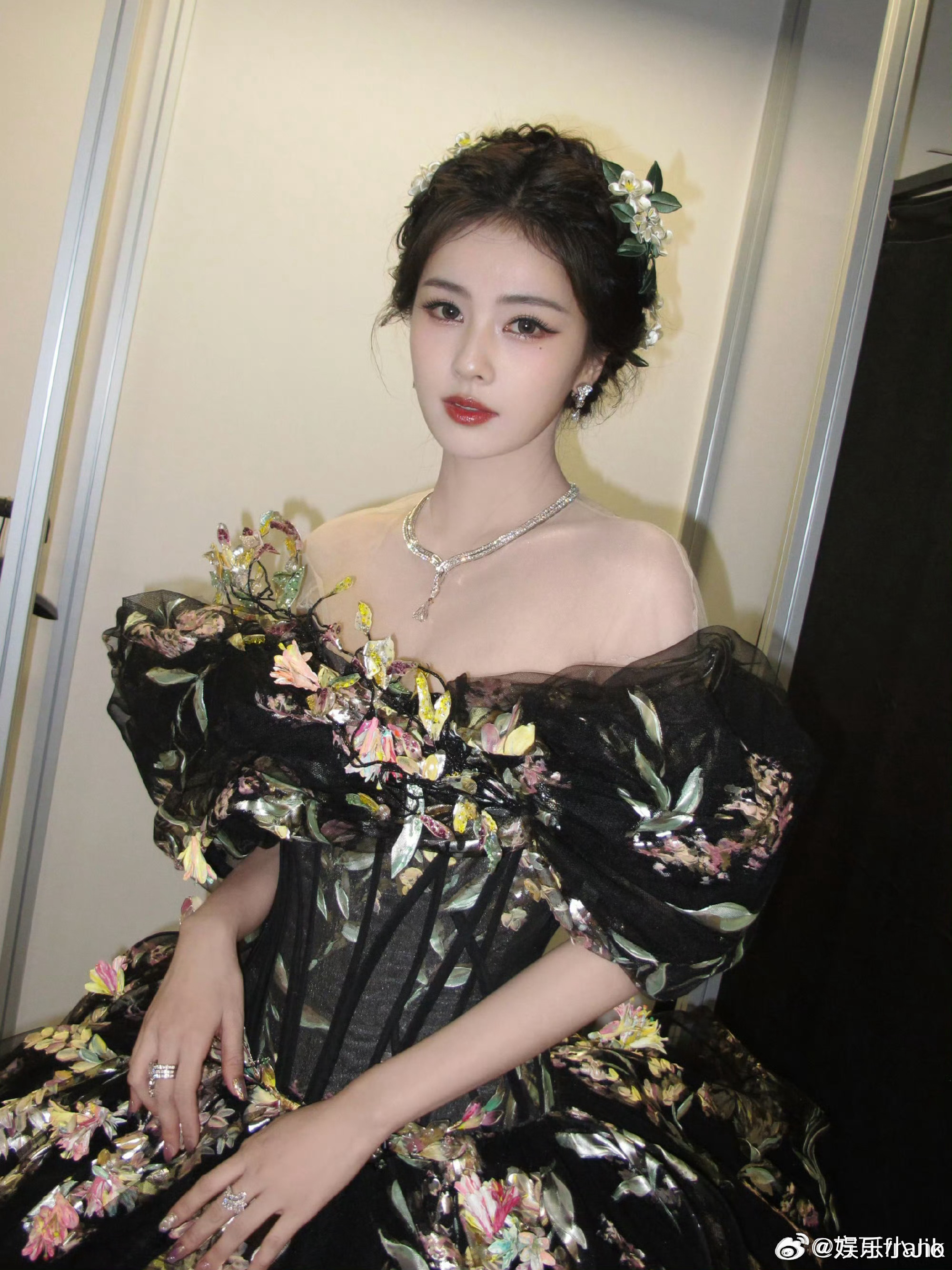 白鹿田曦薇陈都灵星光大赏第二套造型出图，各位真是美得让人睁不开眼