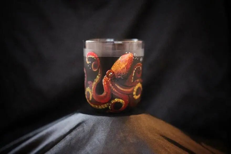 她在水杯上画了一条鱼，活灵活现，就像在里面游泳一样休闲区蓝鸢梦想 - Www.slyday.coM