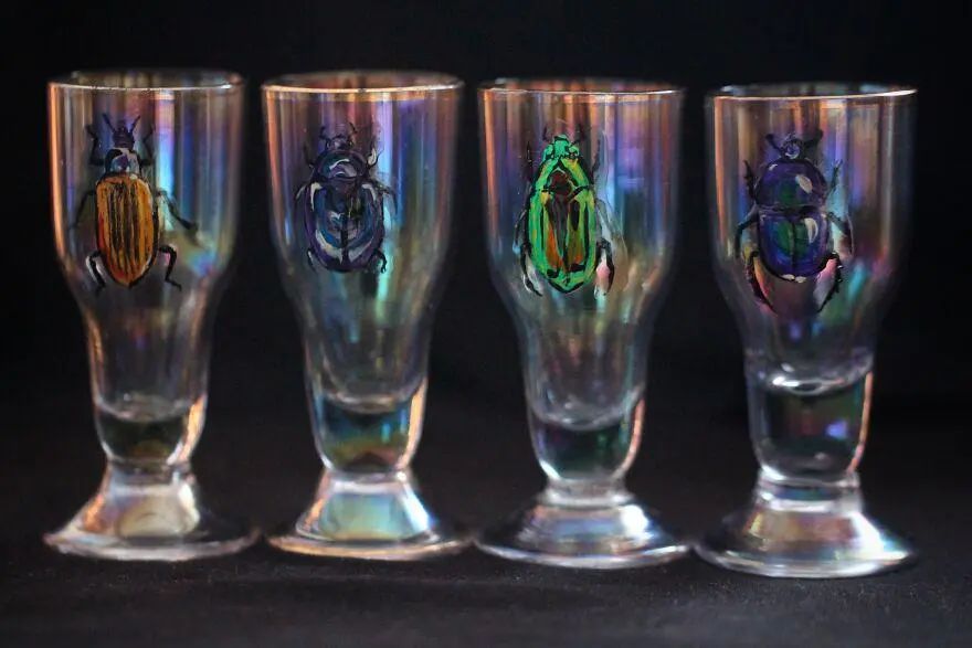 她在水杯上画了一条鱼，活灵活现，就像在里面游泳一样休闲区蓝鸢梦想 - Www.slyday.coM