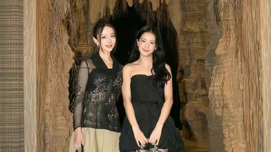 吉娜和金智秀看秀合照曝光