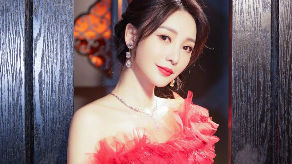 柳岩身穿一袭红色纱裙，露美背秀香肩，回眸上演“眼神杀”，气质优雅