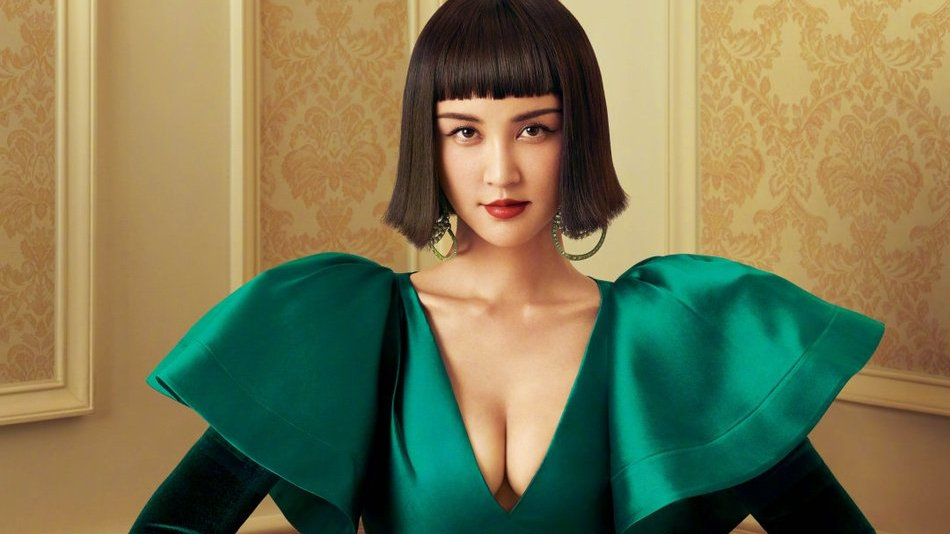 张歆艺身穿艳丽的礼服，深V的领口，大方展示傲人的事业线