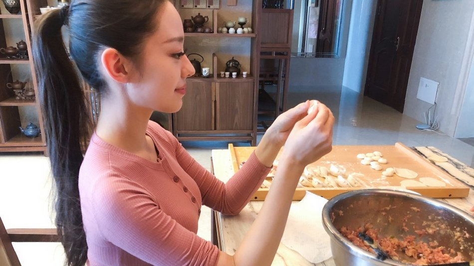 吉娜罕见下厨 嫂子包饺子馋死网友