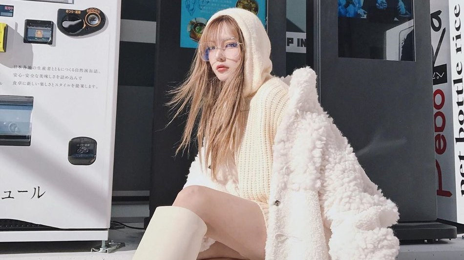 周扬青穿白色毛绒外套，踩白色长靴，毛衣下筷子腿笔直纤细惹人羡。